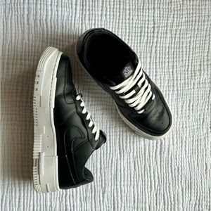 Nike Air Force 1 Pixel